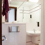 The Neighbour's Magnolia מלון